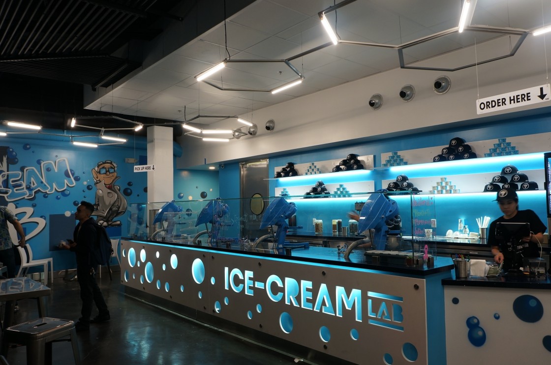液体窒素で作るビバリーヒルズの真っ青な人気アイスクリーム。アイスクリームラボ ロサンゼルス店 Ice Cream Lab in DTLA